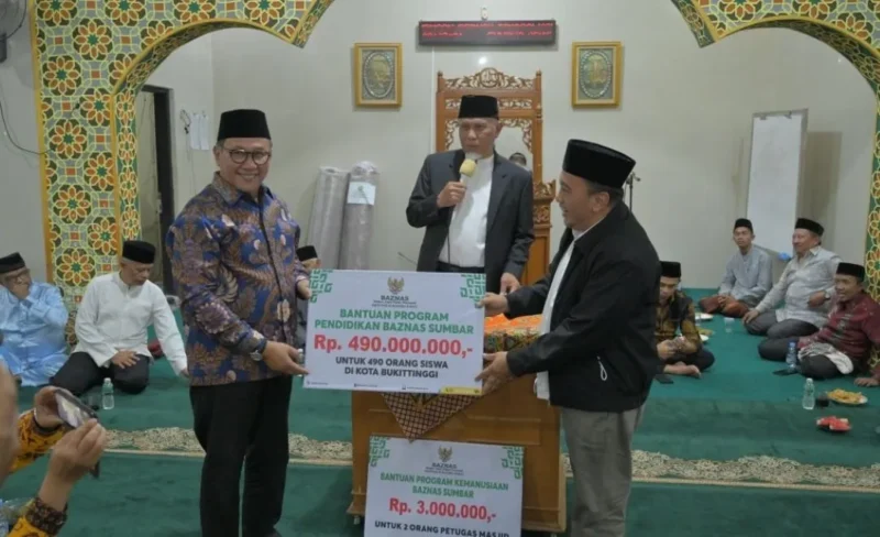 Gubernur Sumbar Mahyeldi menyerahkan bantuan untuk Masjid Nurul Huda Panganak, Kelurahan Puhun Pintu Kabun, Bukittinggi dalam Safari Ramadan 1447 Hijriah Jumat (27/2/2026). (Foto: ADPSB)