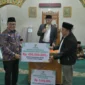 Gubernur Sumbar Mahyeldi menyerahkan bantuan untuk Masjid Nurul Huda Panganak, Kelurahan Puhun Pintu Kabun, Bukittinggi dalam Safari Ramadan 1447 Hijriah Jumat (27/2/2026). (Foto: ADPSB)