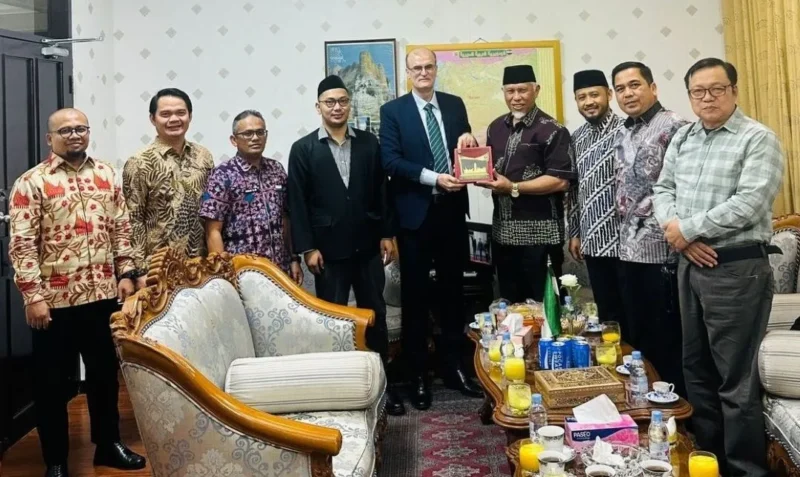 Gubernur Sumbar, Mahyeldi Ansharullah menemui Dubes Suriah untuk Indonesia, H E Abdulmonem Annan, di Kantor Kedutaan Besar Suriah, Jakarta, Selasa (3/2/2026). (Foto: ADPSB)