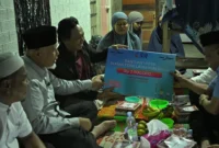 Gubernur Sumbar Mahyeldi menyerahkan bantuan RTLH Rp25 juta kepada keluarga Ises di Kelurahan Ikua Koto Dibalai, Kecamatan Payakumbuh Utara, Kamis (26/2/2026). (Foto: ADPSB)