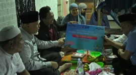 Gubernur Sumbar Mahyeldi menyerahkan bantuan RTLH Rp25 juta kepada keluarga Ises di Kelurahan Ikua Koto Dibalai, Kecamatan Payakumbuh Utara, Kamis (26/2/2026). (Foto: ADPSB)