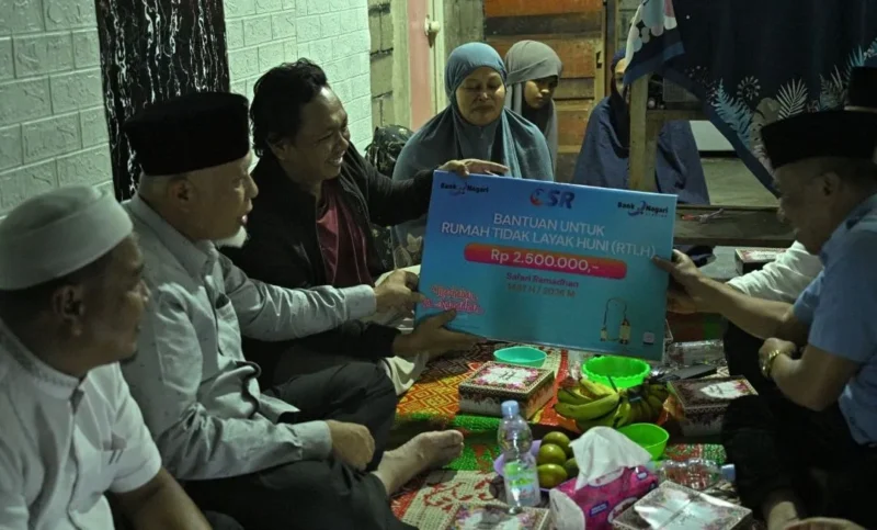 Gubernur Sumbar Mahyeldi menyerahkan bantuan RTLH Rp25 juta kepada keluarga Ises di Kelurahan Ikua Koto Dibalai, Kecamatan Payakumbuh Utara, Kamis (26/2/2026). (Foto: ADPSB)