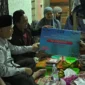 Gubernur Sumbar Mahyeldi menyerahkan bantuan RTLH Rp25 juta kepada keluarga Ises di Kelurahan Ikua Koto Dibalai, Kecamatan Payakumbuh Utara, Kamis (26/2/2026). (Foto: ADPSB)
