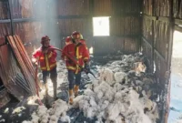 
Petugas Damkar Padang memadamkan api di gudang springbed di Jalan Tui, Kuranji, Senin (2/2/2026). (Foto: Damkar Padang)