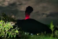 Gunung Marapi kembali mengalami erupsi pada Kamis (5/2/2026) pukul 22.25 WIB. (Foto: WAG Marapi Information)