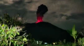 Gunung Marapi kembali mengalami erupsi pada Kamis (5/2/2026) pukul 22.25 WIB. (Foto: WAG Marapi Information)