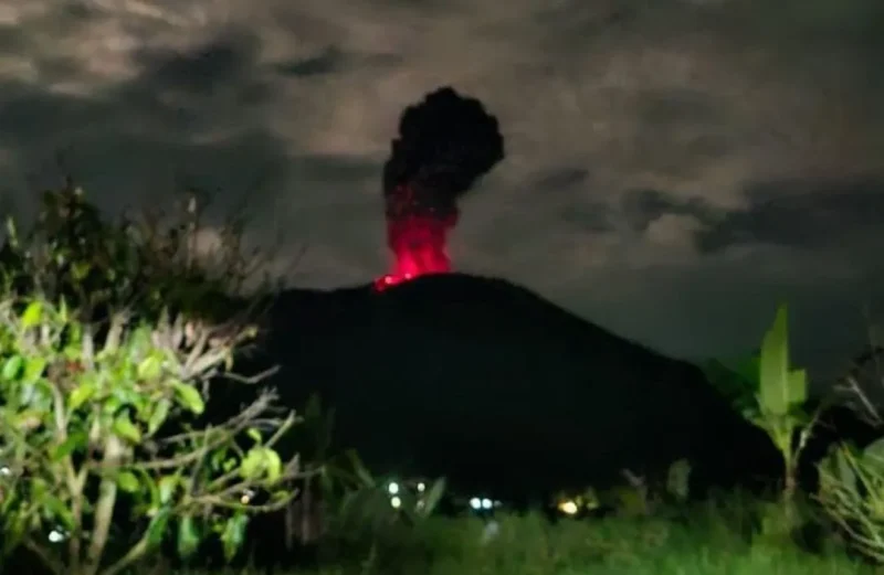 Gunung Marapi kembali mengalami erupsi pada Kamis (5/2/2026) pukul 22.25 WIB. (Foto: WAG Marapi Information)