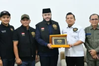 Wali Kota Padang Fadly Amran menyerahkan cenderamata kepada Ketua HDCI Pengcab Padang, Alfarino Antonio usai penyerahan bantuan di Kediaman Resmi Wali Kota, Senin (16/2/2026). (Foto: Prokopim Padang)
