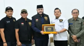 Wali Kota Padang Fadly Amran menyerahkan cenderamata kepada Ketua HDCI Pengcab Padang, Alfarino Antonio usai penyerahan bantuan di Kediaman Resmi Wali Kota, Senin (16/2/2026). (Foto: Prokopim Padang)
