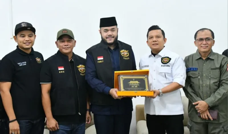 Wali Kota Padang Fadly Amran menyerahkan cenderamata kepada Ketua HDCI Pengcab Padang, Alfarino Antonio usai penyerahan bantuan di Kediaman Resmi Wali Kota, Senin (16/2/2026). (Foto: Prokopim Padang)