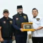 Wali Kota Padang Fadly Amran menyerahkan cenderamata kepada Ketua HDCI Pengcab Padang, Alfarino Antonio usai penyerahan bantuan di Kediaman Resmi Wali Kota, Senin (16/2/2026). (Foto: Prokopim Padang)