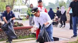 Wali Kota Payakumbuh Zulmaeta saat gotong royong di kawasan Batang Agam, Payakumbuh, Jumat (13/2/2026). (Foto: MC Payakumbuh)
