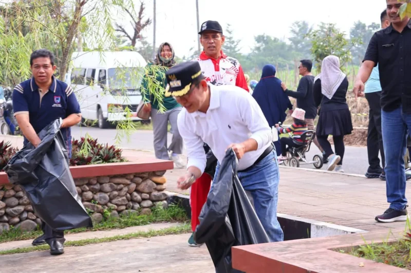 Wali Kota Payakumbuh Zulmaeta saat gotong royong di kawasan Batang Agam, Payakumbuh, Jumat (13/2/2026). (Foto: MC Payakumbuh)