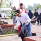 Wali Kota Payakumbuh Zulmaeta saat gotong royong di kawasan Batang Agam, Payakumbuh, Jumat (13/2/2026). (Foto: MC Payakumbuh)