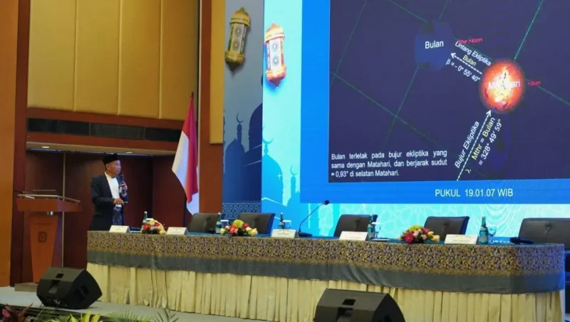 Anggota Tim Hisab Rukyat Kemenag, Cecep Nurwendaya, memaparkan secara komprehensif data astronomis posisi hilal pada 29 Sya’ban 1447 H. (Foto: Firmandan Wijaya/Kemenag)