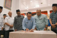 Bupati Tanah Datar Eka Putra menerima Huntara Danantara untuk warga terdampak bencana, Jumat (6/2/2026). (Foto: Prokopim Tanah Datar)