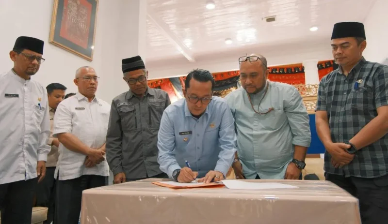 Bupati Tanah Datar Eka Putra menerima Huntara Danantara untuk warga terdampak bencana, Jumat (6/2/2026). (Foto: Prokopim Tanah Datar)