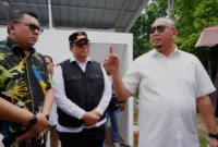 Wakil Ketua Komisi VI DPR RI Andre Rosiade didampingi Wabup Tanah Datar Ahmad Fadly meninjau pembangunan Huntara di Nagari Guguak Malalo, Kecamatan Batipuh Selatan, Sabtu (31/1/2026). (Foto: Prokopim Tanah Datar)