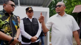 Wakil Ketua Komisi VI DPR RI Andre Rosiade didampingi Wabup Tanah Datar Ahmad Fadly meninjau pembangunan Huntara di Nagari Guguak Malalo, Kecamatan Batipuh Selatan, Sabtu (31/1/2026). (Foto: Prokopim Tanah Datar)