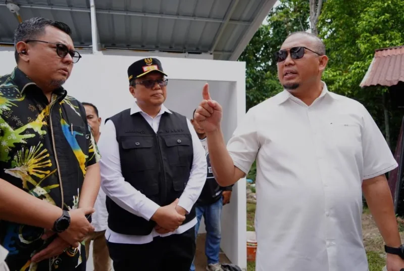 Wakil Ketua Komisi VI DPR RI Andre Rosiade didampingi Wabup Tanah Datar Ahmad Fadly meninjau pembangunan Huntara di Nagari Guguak Malalo, Kecamatan Batipuh Selatan, Sabtu (31/1/2026). (Foto: Prokopim Tanah Datar)