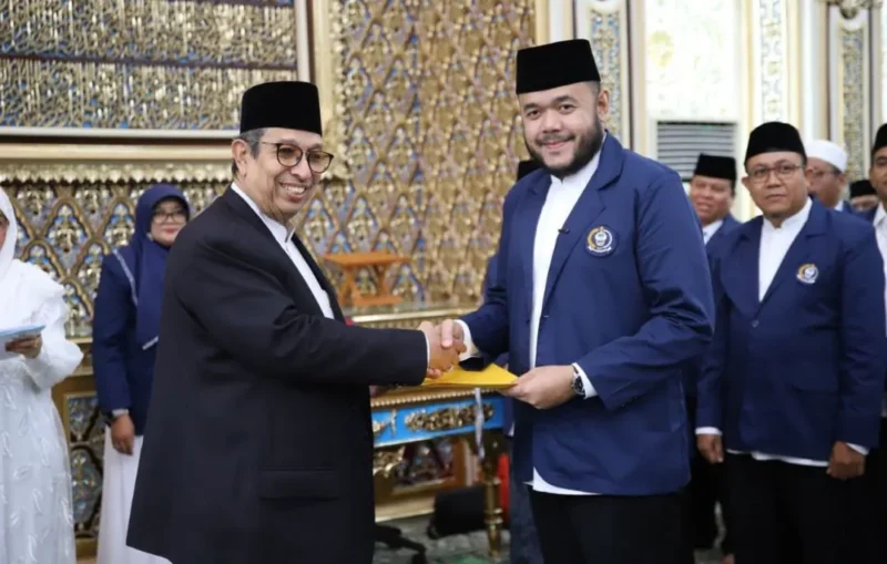 Wali Kota Padang Fadly Amran resmi dilantik sebagai Ketua PW IPQAH Provinsi Sumbar periode 2026–2031, Minggu (15/2/2026). (Foto: Prokopim Padang)