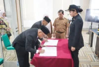Bupati Dharmasraya Annisa Suci Ramadhani melantik Ramadhani, SH, MH sebagai Inspektur di Aula Kantor Bupati Dharmasraya, Senin (9/2/2026). (Foto: Pemkab Dharmasraya)