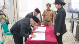 Bupati Dharmasraya Annisa Suci Ramadhani melantik Ramadhani, SH, MH sebagai Inspektur di Aula Kantor Bupati Dharmasraya, Senin (9/2/2026). (Foto: Pemkab Dharmasraya)