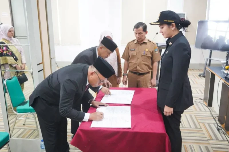 Bupati Dharmasraya Annisa Suci Ramadhani melantik Ramadhani, SH, MH sebagai Inspektur di Aula Kantor Bupati Dharmasraya, Senin (9/2/2026). (Foto: Pemkab Dharmasraya)