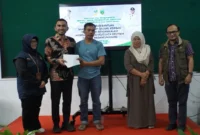 Wakil Wali Kota Padang Panjang, Allex Saputra  menyerahkan bantuan Jadup dari Kemensos kepada penyintas banjir bandang, Sabtu (14/2/2026). (Foto: Kominfo Padang Panjang)