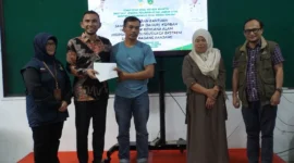 Wakil Wali Kota Padang Panjang, Allex Saputra  menyerahkan bantuan Jadup dari Kemensos kepada penyintas banjir bandang, Sabtu (14/2/2026). (Foto: Kominfo Padang Panjang)