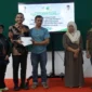 Wakil Wali Kota Padang Panjang, Allex Saputra  menyerahkan bantuan Jadup dari Kemensos kepada penyintas banjir bandang, Sabtu (14/2/2026). (Foto: Kominfo Padang Panjang)
