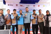 Wali Kota Padang, Fadly Amran menghadiri penyerahan bantuan TJSL dari PT PLN (Persero) kepada Kampung Siaga Bencana Ulak Karang Selatan di Kantor Lurah Ulak Karang Selatan, Kamis (12/2/2026). (Foto: Prokopim Padang)