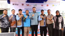 Wali Kota Padang, Fadly Amran menghadiri penyerahan bantuan TJSL dari PT PLN (Persero) kepada Kampung Siaga Bencana Ulak Karang Selatan di Kantor Lurah Ulak Karang Selatan, Kamis (12/2/2026). (Foto: Prokopim Padang)