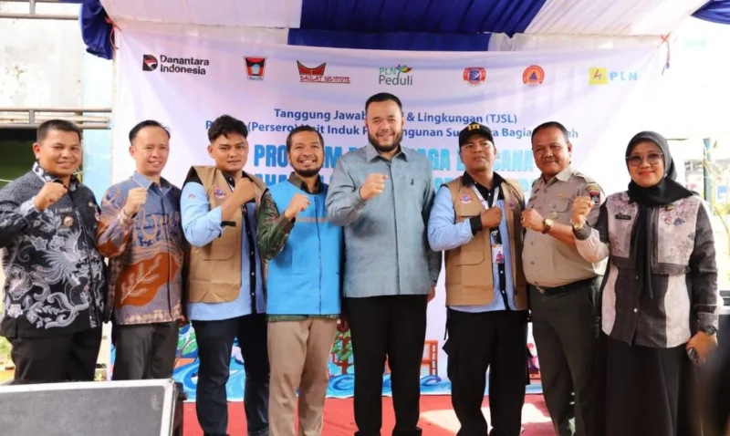 Wali Kota Padang, Fadly Amran menghadiri penyerahan bantuan TJSL dari PT PLN (Persero) kepada Kampung Siaga Bencana Ulak Karang Selatan di Kantor Lurah Ulak Karang Selatan, Kamis (12/2/2026). (Foto: Prokopim Padang)