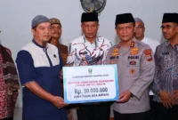 Kapolda Sumbar Irjen Pol Gatot Tri Suryanta menyerahkan bantuan kepada pengurus Masjid Wustha di Kelurahan Parik Rantang, Payakumbuh, Kamis (19/2/2026). (Foto: MC Payakumbuh)