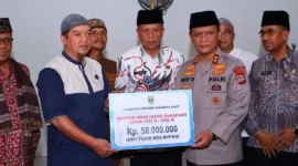 Kapolda Sumbar Irjen Pol Gatot Tri Suryanta menyerahkan bantuan kepada pengurus Masjid Wustha di Kelurahan Parik Rantang, Payakumbuh, Kamis (19/2/2026). (Foto: MC Payakumbuh)