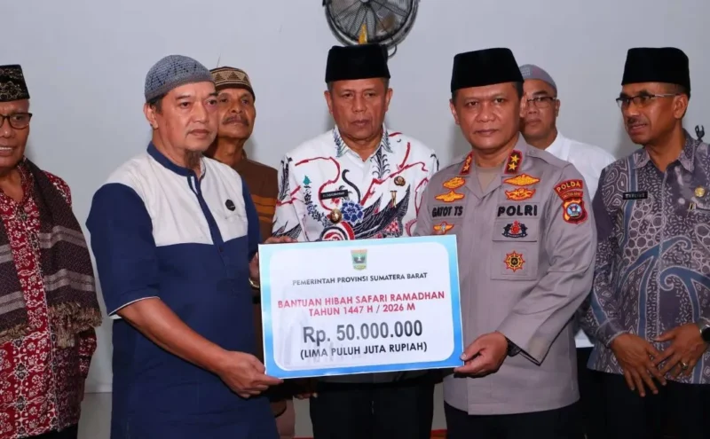 Kapolda Sumbar Irjen Pol Gatot Tri Suryanta menyerahkan bantuan kepada pengurus Masjid Wustha di Kelurahan Parik Rantang, Payakumbuh, Kamis (19/2/2026). (Foto: MC Payakumbuh)