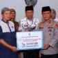 Kapolda Sumbar Irjen Pol Gatot Tri Suryanta menyerahkan bantuan kepada pengurus Masjid Wustha di Kelurahan Parik Rantang, Payakumbuh, Kamis (19/2/2026). (Foto: MC Payakumbuh)