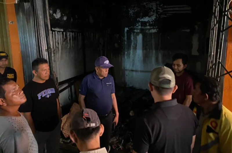 Wakil Wali Kota Payakumbuh, Elzadaswarman meninjau lokasi kebakaran di kawasan Pasar Blok Timur, Senin (16/2/2026) sekitar pukul 02.50 WIB. (Foto: MC Payakumbuh)