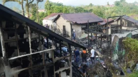 Empat unit rumah di RT 06 Sungai Andok, Kelurahan Kampung Manggis, Kecamatan Padang Panjang Barat (PPB) hangus terbakar, Jumat (20/2/2026). (Foto: Kominfo Padang Panjang)