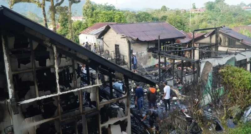 Empat unit rumah di RT 06 Sungai Andok, Kelurahan Kampung Manggis, Kecamatan Padang Panjang Barat (PPB) hangus terbakar, Jumat (20/2/2026). (Foto: Kominfo Padang Panjang)