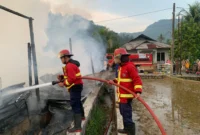 Petugas Damkar Padang melakukan pemadaman di lokasi kebakaran, Selasa (10/2/2026). (Damkar Padang)