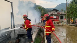 Petugas Damkar Padang melakukan pemadaman di lokasi kebakaran, Selasa (10/2/2026). (Damkar Padang)