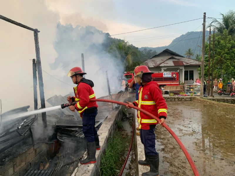Petugas Damkar Padang melakukan pemadaman di lokasi kebakaran, Selasa (10/2/2026). (Damkar Padang)