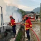 Petugas Damkar Padang melakukan pemadaman di lokasi kebakaran, Selasa (10/2/2026). (Damkar Padang)