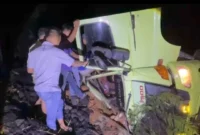 Truk bermuatan batu bara terbalik di Panorama II, Sitinjau Lauik, Kota Padang, Kamis (19/2/2026). (Foto: WAG Sitinjau Lauik)