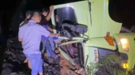 Truk bermuatan batu bara terbalik di Panorama II, Sitinjau Lauik, Kota Padang, Kamis (19/2/2026). (Foto: WAG Sitinjau Lauik)