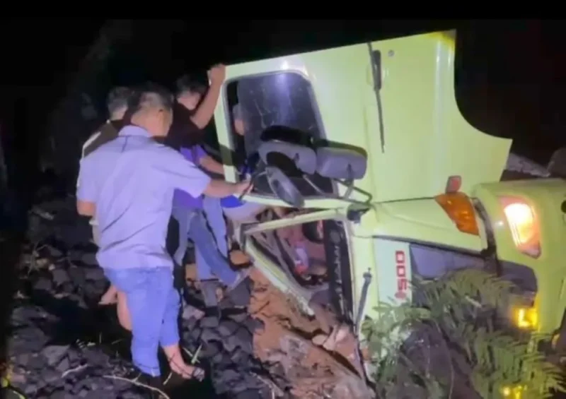 Truk bermuatan batu bara terbalik di Panorama II, Sitinjau Lauik, Kota Padang, Kamis (19/2/2026). (Foto: WAG Sitinjau Lauik)