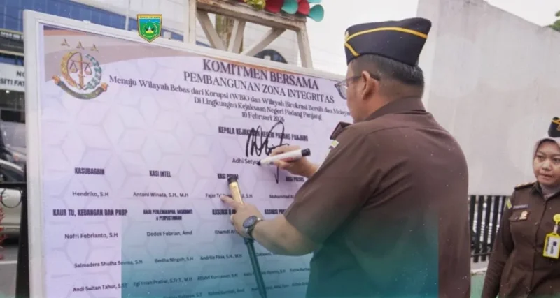 Kejari Padang Panjang mencanangkan Pembangunan Zona Integritas menuju WBK dan WBBM, Selasa (10/2/2025). (Foto: Kominfo Padang Panjang)