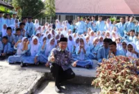 Wakil Wali Kota Padang Maigus Nasir bersama para siswa saat meresmikan Kelas Digital SMPN 32 Padang di Kelurahan Lubuk Minturun, Kecamatan Koto Tangah, Kamis (5/2/2026). (Foto: Prokopim Padang)